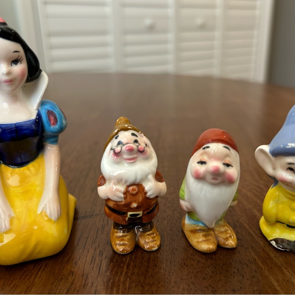 Vintage Disney circa 1970’s Snow White kneeling with the 7 dwarfs. - Picture 2 of 10